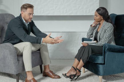 man talking to therapist about ptsd sleeplessness, common symptom of ptsd