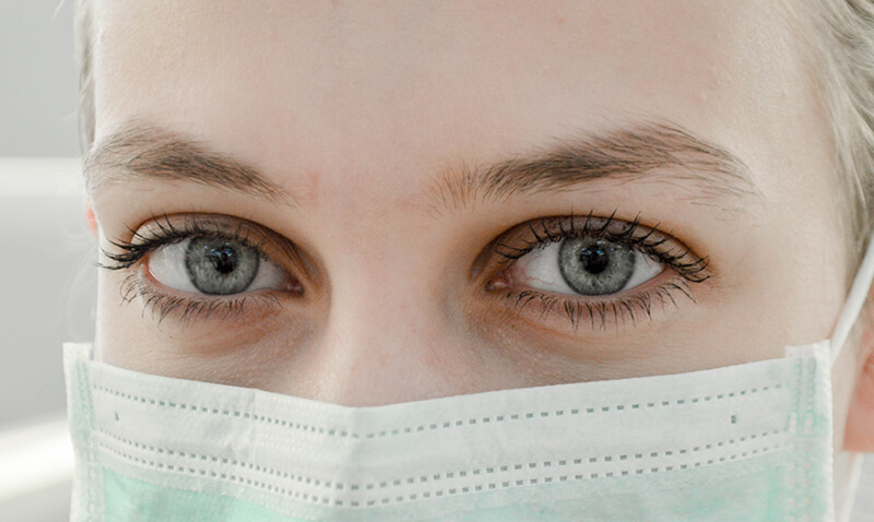 Woman wearing mask coronavirus